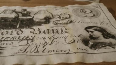 Bu videoda sanatsal eskizler ve siyah beyaz sanat ve kadın imajı da dahil olmak üzere ilgi çekici tasarımları olan el yazısı bir not yer alıyor.