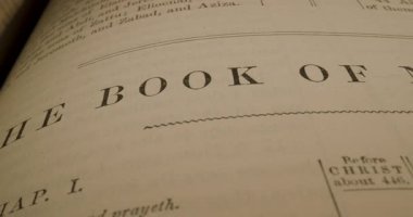 Bu videoda Nehemiah 'nın Kitabı adlı kitabın başlığı ve ilk bölümü üzerine yoğunlaşan ve kutsal metinlerin araştırılmasına davetiye çıkaran yakın çekimler yer alıyor.