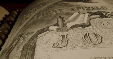 Bu video, materyalizmle maneviyatı zıtlaştıran siyah beyaz fotoğraflar kullanarak Eyüp Kitabı 'ndaki inanç ve ızdırabı inceliyor.