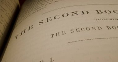 Video, İncil 'in İkinci Kitabı' nın yakın çekimleri, ya da Samuel 'in Kitabı' nın dikkat çekici bölümleri ve bölümleri vurguluyor.