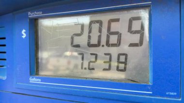 Blue Exxon Benzin Pompası Kapanışı Galonların Dağıldığını Gösteren Teksas 1. Yüksek kalite 4k görüntü