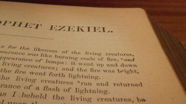 Bu video, Ezekiel ve Ezra 'ya odaklanarak İncil' deki metinlerin yakın plan fotoğraflarını gösteriyor. Karmaşık detayları vurguluyor, saygı ve merak uyandırıyor.