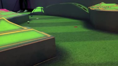 Bu video, golfçülerin güzel manzaraların arasında heyecan verici bir turun keyfini çıkardıkları canlı yeşil bir golf sahası sergiliyor.
