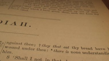 Bu video, Obadiah Kitabı 'nı inceleyerek, sayfalarının yakın çekimleri yoluyla anahtar ifadeleri vurguluyor. Düşünmeyi ve daha derin anlayışı teşvik eder.