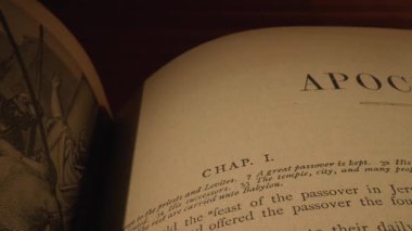 Gizemli Apocrypha kitabının büyüleyici bir keşfi ilgi çekici sözcüklerin yakın çekimleri, gizli hikayeleri ve daha derin sırları ima ederek başlar.