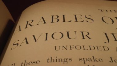 Kurtarıcımız İsa 'nın Eski Sayfa Öyküleri' nin Kapalı Sayfası. Resimli Metin 22. Yüksek kalite 4k görüntü