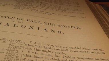 Selaniklerin İkinci Epistle 'i üzerine yoğunlaşan İncil metinlerinin görsel bir keşfi, anahtar pasajları ve temaları vurguluyor