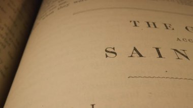 Bu video ruhaniliği ve dini metinleri araştırıyor, önce azizle başlıyor, sonra da İncil 'i Saint Mary ve Mark' a göre, Sai ile bitiyor.