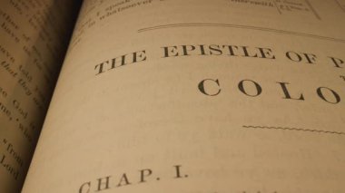 Bu video, Pauls 'un Colossianlara yazdığı mektuplar, başlıklar ve anahtar ifadelere odaklanarak İncil' deki metinlerin yakın çekimini gösterir.