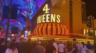 8 Mayıs 2025 Nevada editörü ABD 4 Queens neon kumarhane tabelası Fremont Las Vegas gece kalabalığı 23 