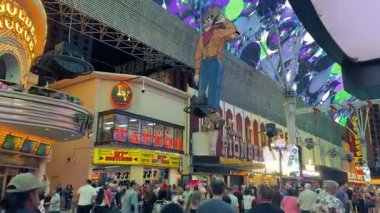 8 Mayıs 2025 Yayınevi Las Vegas ABD Kalabalığı Fremont Caddesi, Las Vegas 11 'de Vegas Vic neon ışıkları altında yürüyor 