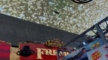 8 Mayıs 2025 Yayınevi Las Vegas Nevada ABD Fremont Las Vegas Işık Kubbesi ve Neon Kumarhane Tabelaları Vibrant Şehir Merkezi 2 