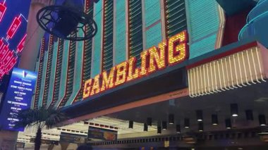 8 Mayıs 2025 Las Vegas editörü Nevada ABD Kumar tabelası Fremont Caddesi kumarhanesini aydınlatıyor. 