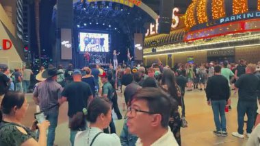 8 Mayıs 2025 Yayınevi Las Vegas Nevada ABD Fremont Las Vegas canlı rock grubu açık hava konser seyircileri 30 izliyor 