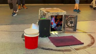 8 Mayıs 2025 Yayınevi Las Vegas ABD Sokak sanatçısı Fremont Las Vegas 6 'da küçük bir kutuya kondu 