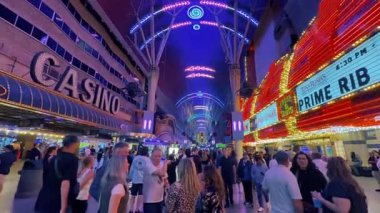 8 Mayıs 2025 Yayınevi Las Vegas ABD Kalabalığı Fremont Las Vegas kumarhaneleri ve neon tabelaları 25 