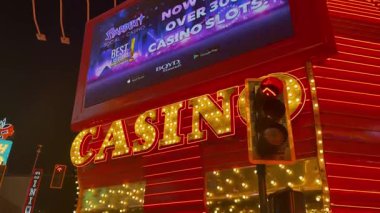 8 Mayıs 2025 Yayınevi Las Vegas Nevada USA Video, kalabalık bir şehir gece hayatını gösteriyor.