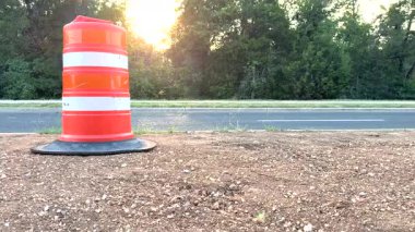 Texas 8 'de Sunset' te, çakıl taşı üzerinde turuncu trafik fıçısı. Yüksek kalite 4k görüntü