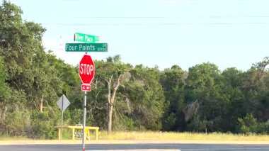 24 Mayıs 2025 editör Austin Texas ABD Editör Durağı ve Sokak İşaretleri River Place ve Dört Nokta 17 
