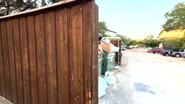 24 Mayıs 2025 Yayınevi Austin Texas ABD Yayınevi 31 numaralı apartman kompleksindeki Çöp Konteynırları 