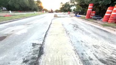 24 Mayıs 2025 Yayın Austin Texas ABD Editör Yolu Yapım Bölgesi Asphalt Değirmen ve Fıçı 12 