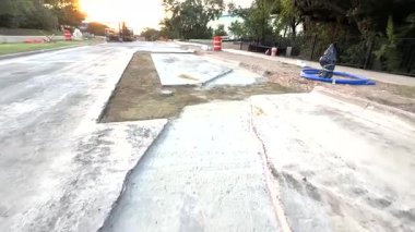 24 Mayıs 2025 Editör Austin Texas ABD Editör Yolu Açık Kamu Hendeği ve Trafik Varilleri 13 