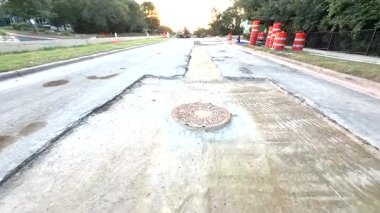 24 Mayıs 2025 Editör Austin Texas ABD Editör Yolu Çalışma Sahnesi Taze Asfalt Kesim ve Turuncu Fıçı 11 