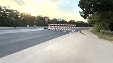 24 Mayıs 2025 editör Austin Texas ABD Editör Yolu Kapalı Tabelayı Sunset 2 'de Barikatlar ile 