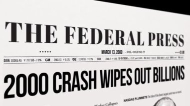 Bu video, ekonomik kargaşayı ve piyasa çöküşünü vurgulayan bir gazete manşetiyle tarihi bir anı yakalıyor. FDR 'nin görüntüsü krizler sırasındaki liderliği simgeliyor.