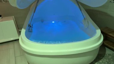 Beyaz küvetli ve rahatlatıcı mavi suyu olan sakin bir banyoya gir. Sakinleşen mavi ışık rahatlamak için mükemmel bir kaçış sağlar.