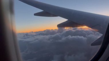 Bir uçağın canlı günbatımı renklerinde süzülürken uçuşun huzurlu güzelliğini hissedin. Nefes kesici görüntüler yumuşak bulutlar arasında uçakları yakalıyor.