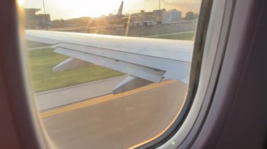 Çarpıcı bir seyahat videosu uçak manzaralı günbatımını gösteriyor. Yüksek kalite 4k görüntü