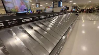 Editör 6 Haziran 2025 Phoenix Arizona ABD - Bu video boş bir havaalanı bagaj sahiplerinin sakin ve ferah atmosferini gösteriyor, bagaj kemerleri ve seyahat kemerlerinin özünü yansıtıyor,