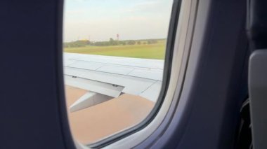 Bir uçak kanadının görüntüleriyle nefes kesici bir hava yolculuğu yaşayın, sakin yüksek irtifa ortamı ve nefes kesici manzaralar gösterin.