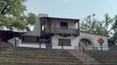 17 Mayıs 2025, San Antonio Teksas, ABD - Video, merdivenleri ve balkonları olan güzel bir villayı ön plana çıkarıyor