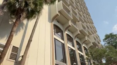 17 Mayıs 2025 San Antonio Teksas ABD - Palmiye ağaçları, lüks ve modernlik sergilenen etkileyici yüksek bina