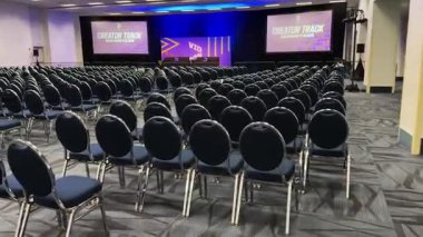 Editör 19 Haziran 2025 Anaheim California USA - Video, etkinlikler ve sunumlar için geniş bir konferans odası sergiliyor