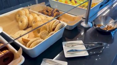 Bu video taze meyve, yoğurt ve granola da dahil olmak üzere lezzetli yemek seçenekleriyle dolu canlı bir açık büfe serisi sunuyor.