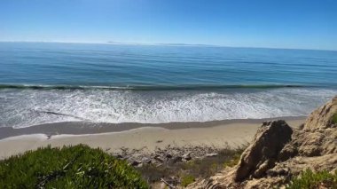 Uçurumdan gelen nefes kesici bir güzellik nefes kesici bir sahil manzarası ve parıldayan okyanus, dinginlik için canlı renkler sergiliyor.