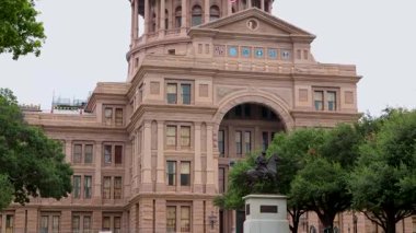 Bu video Teksas Eyaleti Kongre Binası 'nın muhteşem mimarisini, görkemli kubbeyi, etrafındaki ağaçları ve at sırtındaki bir heykeli gözler önüne seriyor.