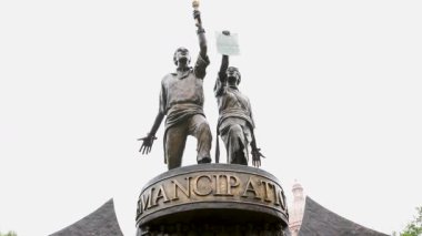 13 Temmuz 2025 - Austin Teksas ABD Video 'da birlik ve sosyal adaleti temsil eden, çeşitli bireyleri, savunmayı ve umudu vurgulayan bronz heykeller yer alıyor.