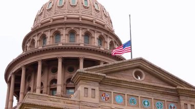 Bu video görkemli Teksas Kongre Binası 'nı gösteriyor. İkonik kubbesini bir Amerikan bayrağıyla vurguluyor. Mimari güzelliğini ve sembolizmini yansıtıyor.