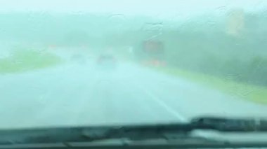 Yoğun Yağmur Fırtınası 259 'da araba sürerken ön camdan POV görüntüsü. Yüksek kalite 4k görüntü
