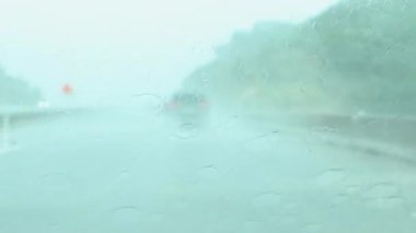 Bu sinemada hava durumu, yağmurlu ve karlı yollarda zorlu koşullarda gezinen bir arabayla sürüş üzerinde etkili oluyor.