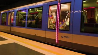 Video, gece mavi bir trenin geldiği metro istasyonunu gösteriyor. Bir kadın oraya doğru yürür, adımlarındaki beklentiyle, ekranda görüldüğü gibi.