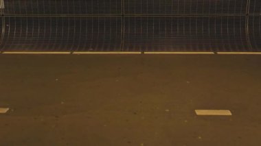 Video, loş caddelerde ve tünellerde gezinen bir bisikletçinin gece macerasını tasvir ediyor, gecikme sürüşlerinin huzurlu heyecanını vurguluyor.