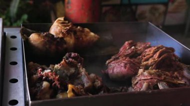 Izgarada leziz et parçaları pişiyor, buhar yayıyor ve ızgara leziz aromalar sergiliyor..