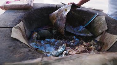 Yemek pişirme teknikleri ve malzemelerinin sergilendiği taş bir fırında hazırlanırken eşsiz bir aşçılık geleneğini tecrübe edin..