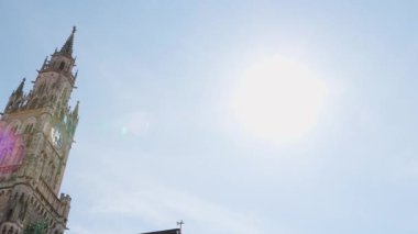 Münih, Almanya 20 Temmuz 2025: Münih Yeni Belediye Binası Marienplatz Alman Tarihi Mimari 460 