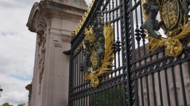 Londra, İngiltere 27 Temmuz 2025: Buckingham Sarayı Londra Avrupa tarihi kapısı 1782 